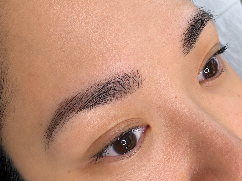 Helet Powder Brows-resultat med begge bryn i fokus